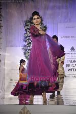 Model walks the ramp for Manish Malhotra at Aamby Valley India Bridal Week day 5 on 2nd Nov 2010 (46).JPG